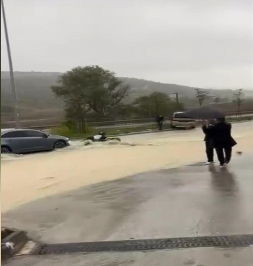 Yağmur suları motorcuyu yutuyordu! - Resim : 4