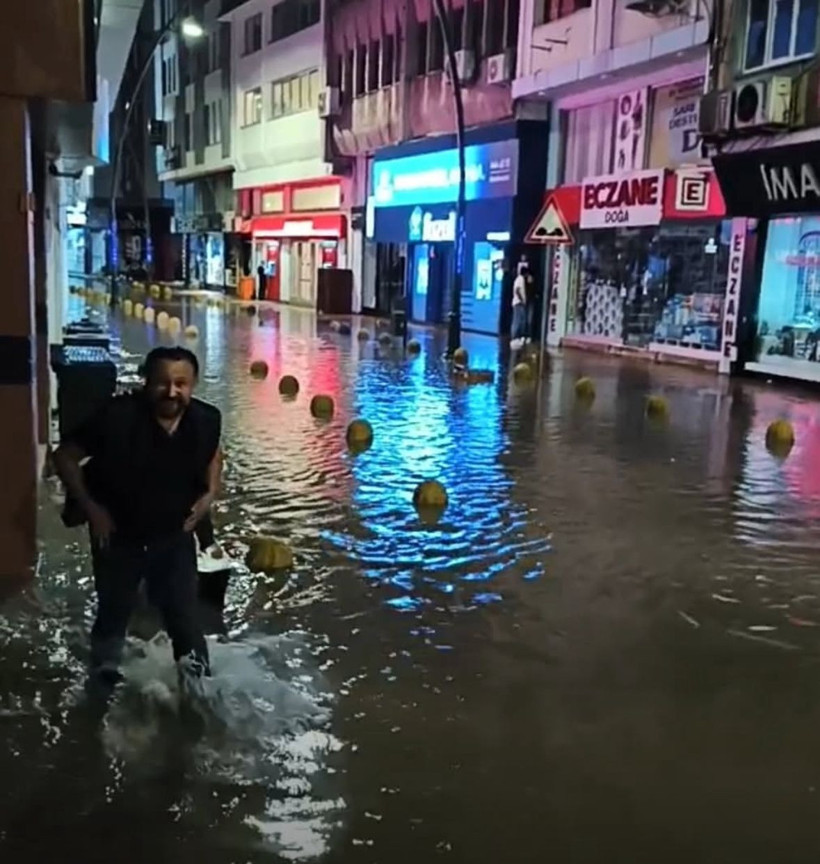 15 dakika süren yağış Fatsa'yı felç etti - Resim : 1