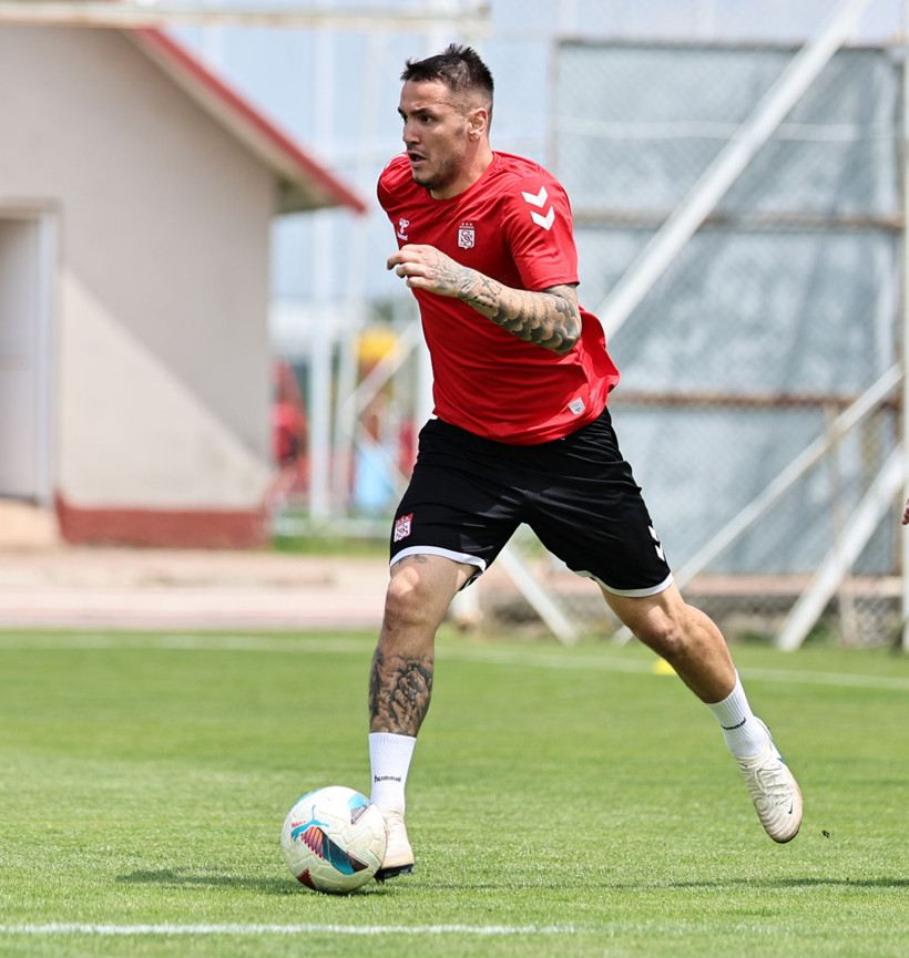 Rey Manaj, Rıza Çalımbay'a yüklendi: 'Egosunu takımın önünde tuttu' - Resim : 1