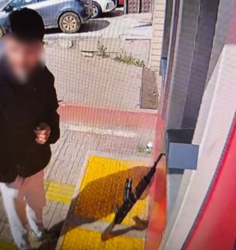 ATM önünde endişe yaratan görüntü: Tüfekle geldi - Resim : 1