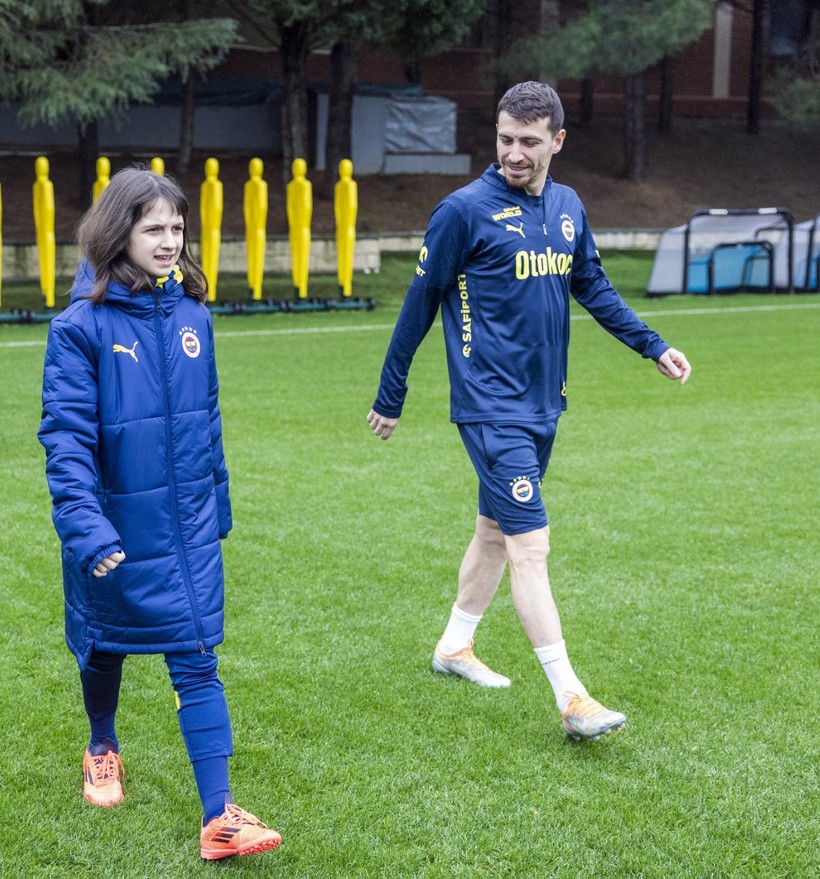 Aziz Yıldırım'ın kızı Yaz Yıldırım, Fenerbahçe'yi ziyaret etti - Resim : 6