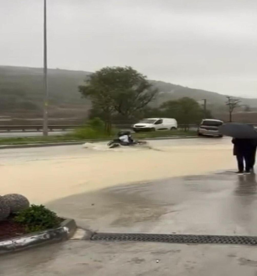Yağmur suları motorcuyu yutuyordu! - Resim : 3