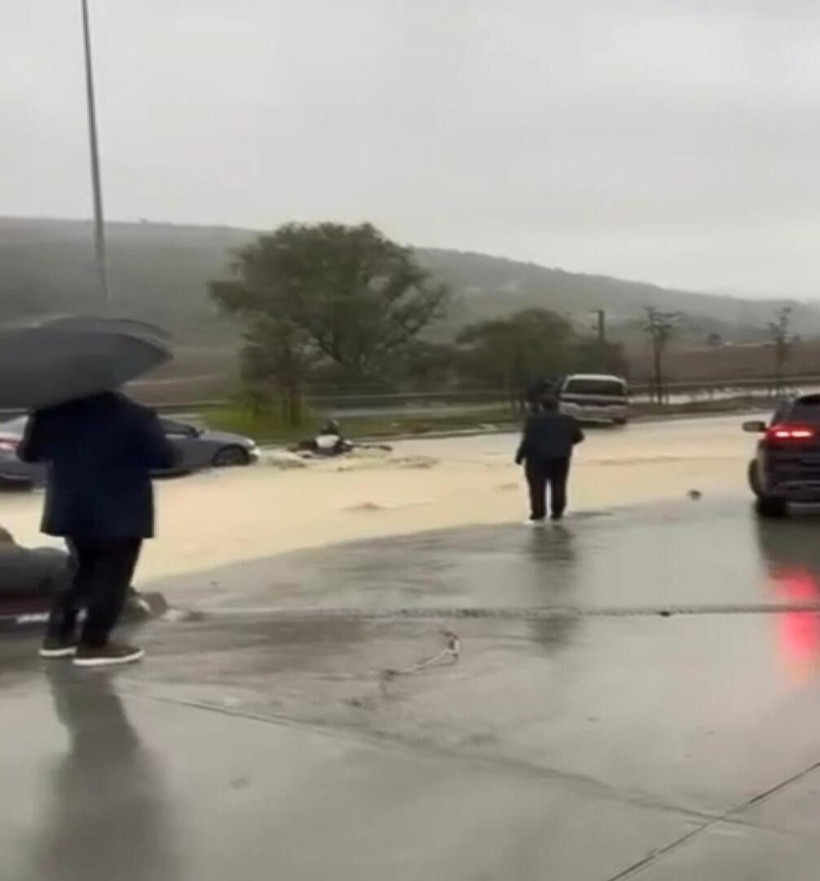 Yağmur suları motorcuyu yutuyordu! - Resim : 2