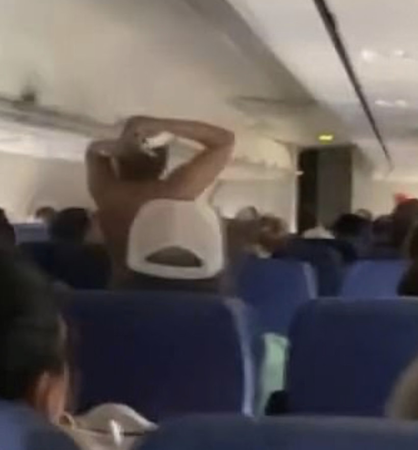 Uçakta skandal: Kadın yolcu üstünü çıkarıp... - Resim : 1