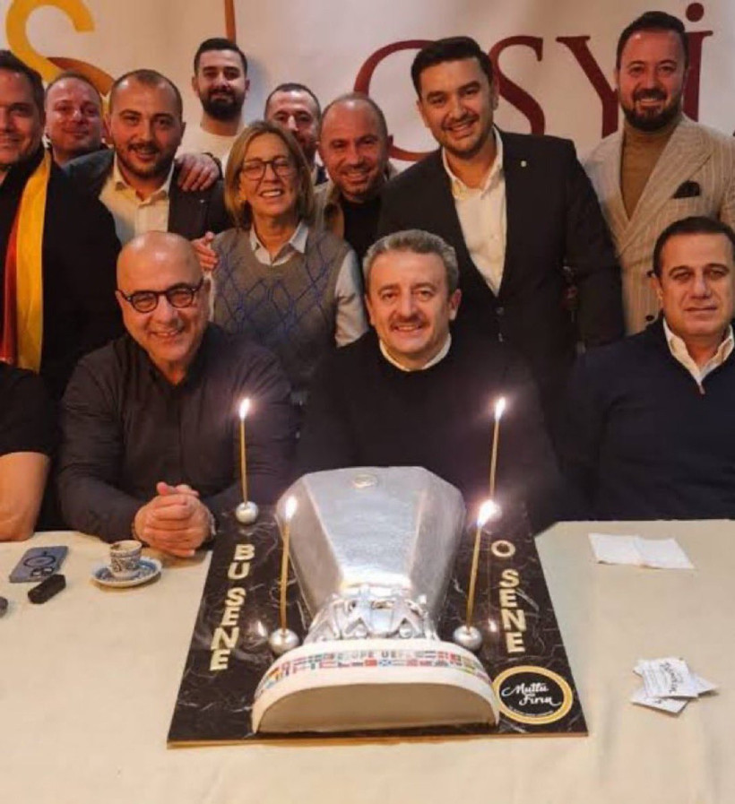 Galatasaray taraftarından İbrahim Hatipoğlu'na pasta tepkisi - Resim : 1