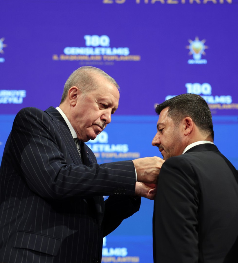 &Uuml;&ccedil; belediye başkanı daha AKP'ye ge&ccedil;ti: Transferler s&uuml;recek - Resim : 1