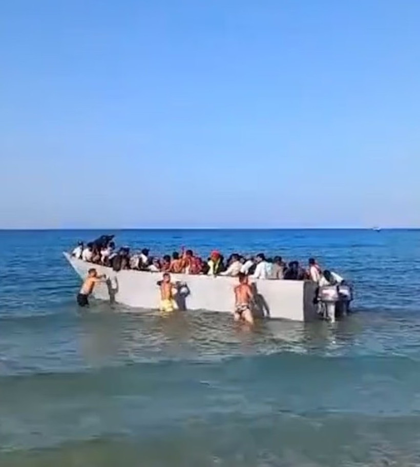 Tatilciler mülteci teknesine müdahale etti - Resim : 2