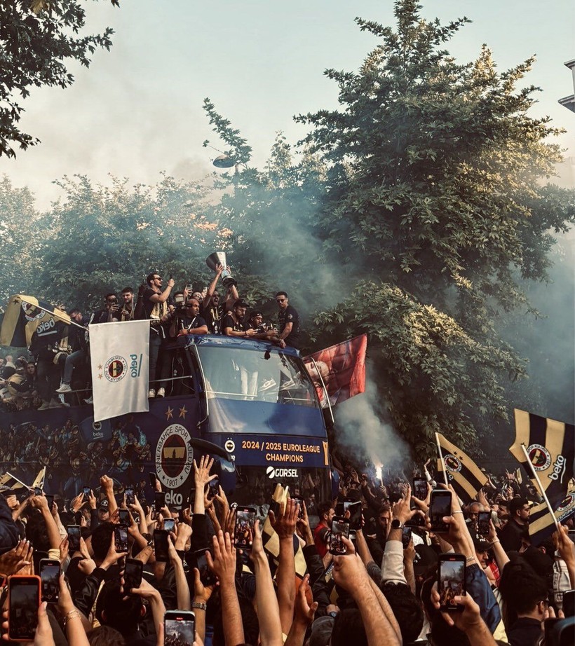 Euroleague şampiyonu Fenerbahçe Beko, Bağdat Caddesi'ni ateşe verdi! - Resim: 20