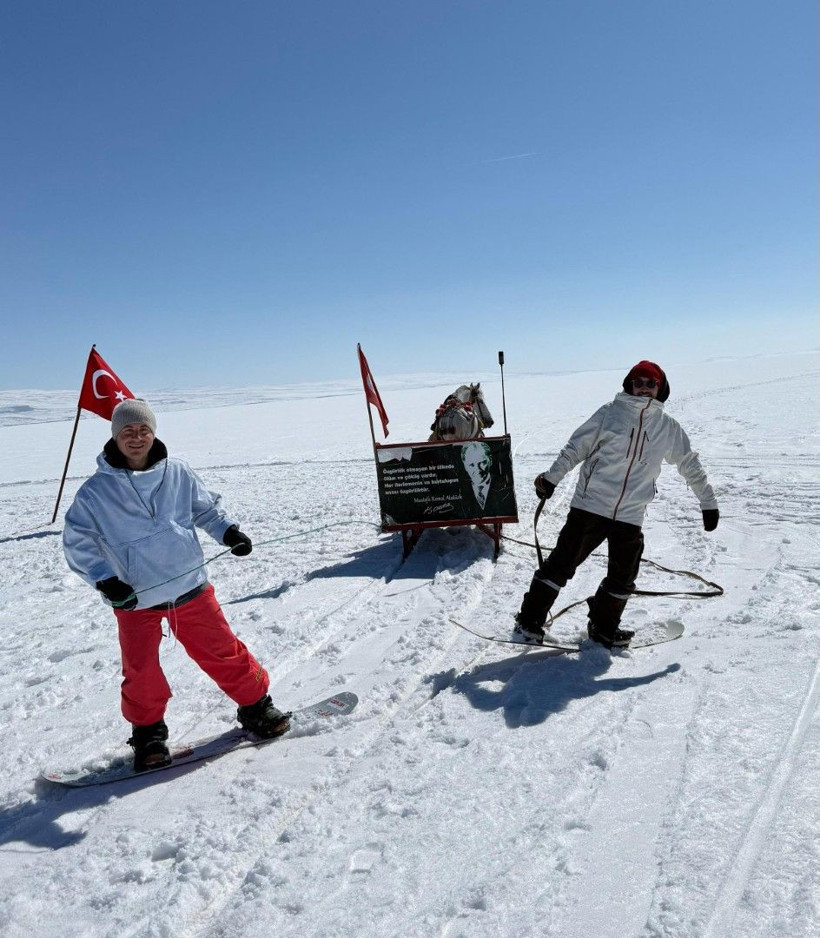 Atlar dörtnala, onlar snowboard’la! Çıldır Gölü'nde sınırları zorladılar - Resim: 8