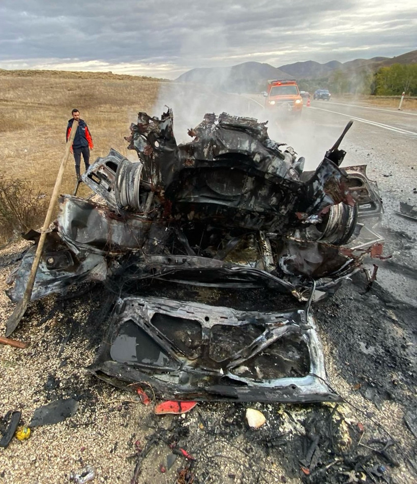 Devrilen araç kül oldu: Ölü ve yaralılar var - Resim : 1