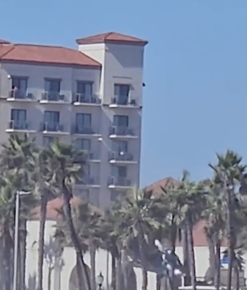 Helikopter herkesin gözü önünde kalabalık plajda düştü - Resim : 2