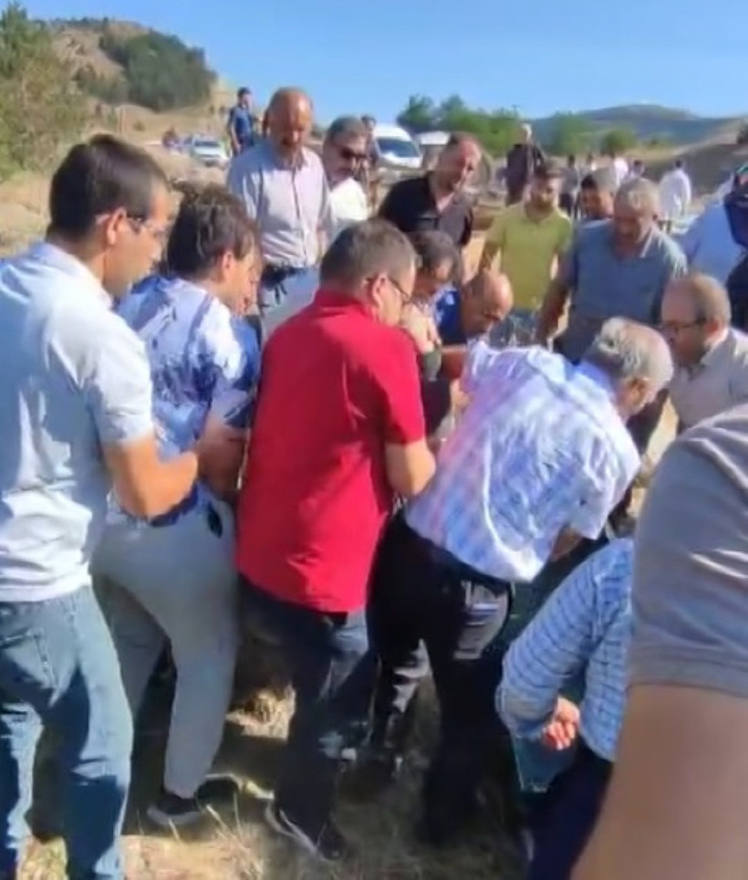 Sivas'ta traktör devrildi: İki ölü - Resim : 1