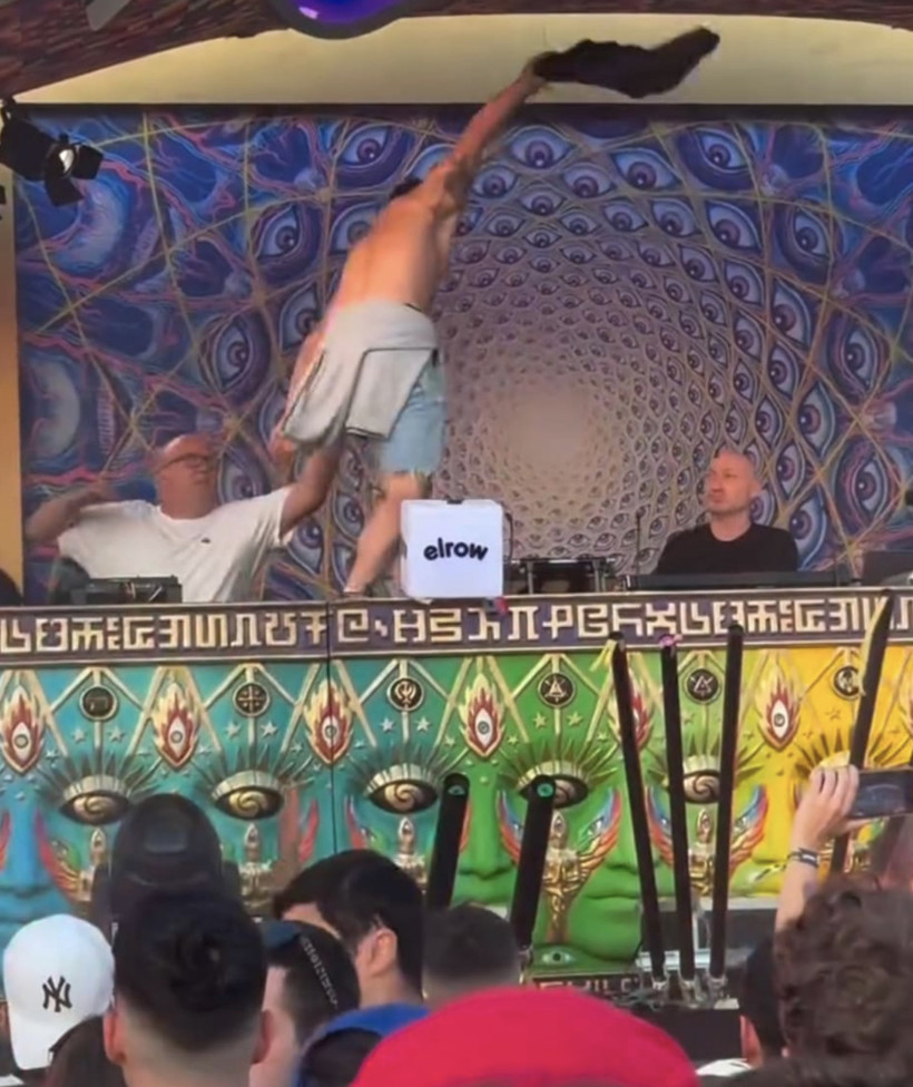 DJ sahnede saldırıya uğradı: Bir anda üzerine çullandı - Resim : 1