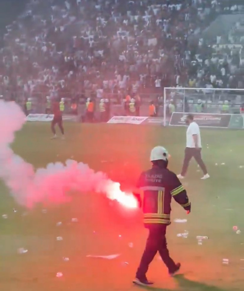 Elazığspor-Vanspor maçı yarıda kaldı! Yardımcı hakeme tribünden cisim isabet etti - Resim : 1