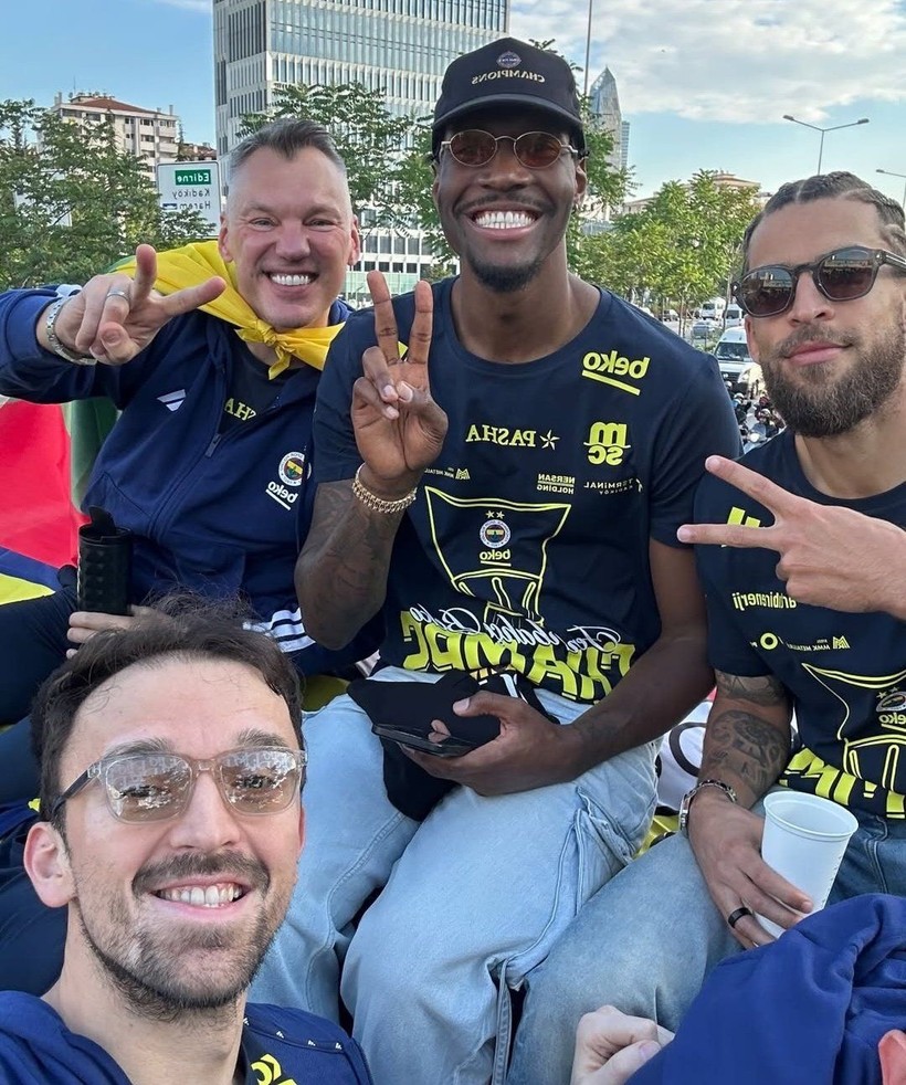 Euroleague şampiyonu Fenerbahçe Beko, Bağdat Caddesi'ni ateşe verdi! - Resim: 12