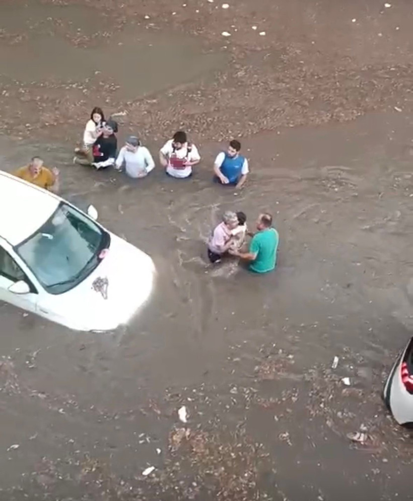 Sağanak ani bastırdı, alt geçitte mahsur kaldılar - Resim : 2
